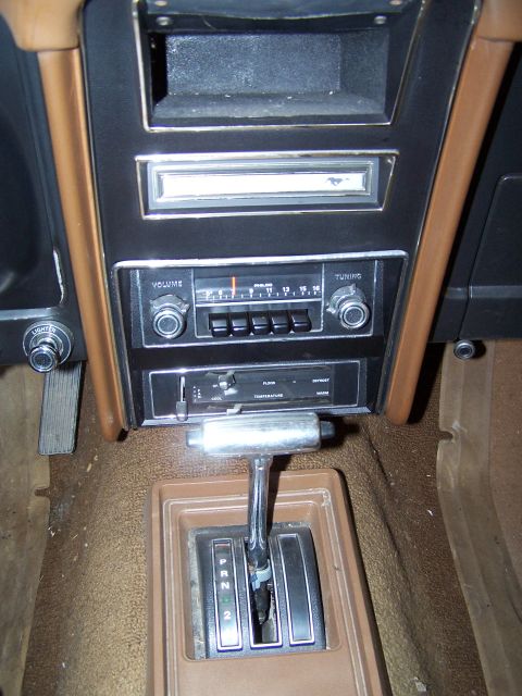 1972 Ford Mustang - A shot of the center dash, shifter and mini console. Love the vintage AM radio!