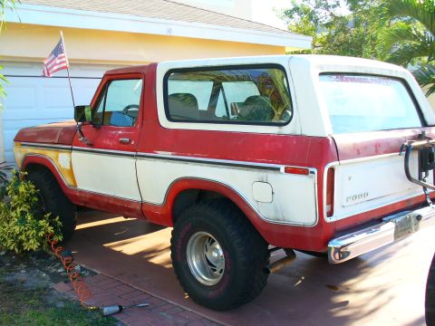 1995 Ford Bronco - This two-tone Ford Bronco appears to be from the late 1970s, not a 1995 model.