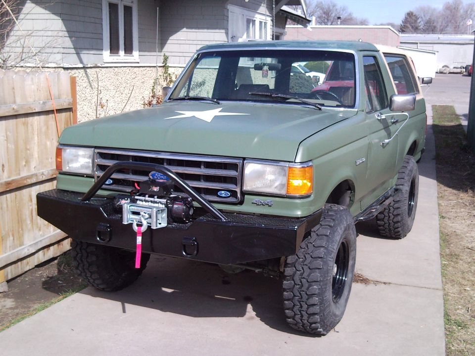 1989 Ford Bronco, green, with aftermarket winch bumper and large tires