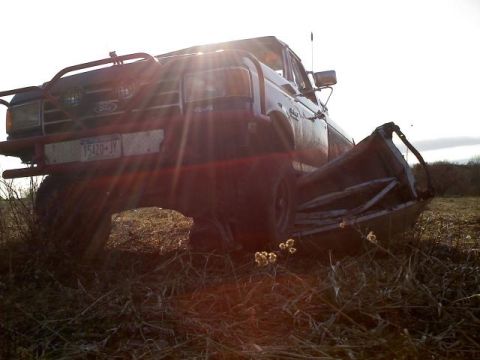 1995 Ford F-150 - This 1995 Ford F-150 has a custom front bumper and its bed is significantly damaged.