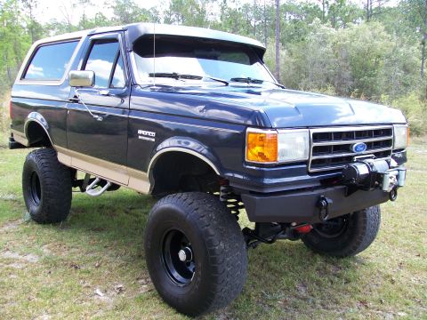 1990 Ford Bronco - This lifted 1990 Ford Bronco features a winch and aftermarket bumper.