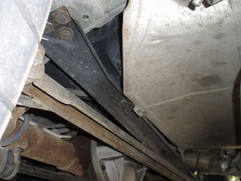 2002 Chevrolet Camaro - The underside of a vehicle reveals rusty exhaust pipes and suspension parts, with a 'Supermotors' watermark visible.