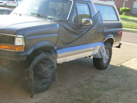 1993 Ford Bronco - The weather was so good that I decided to spray the trim color. See the PREVious & NEXT pics.