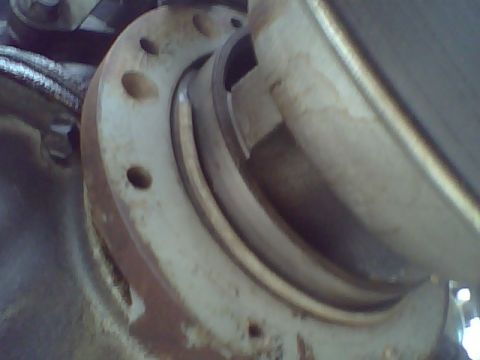 1992 Ford Bronco - What's wrong with this picture?? Answer, the rubber sleeve that acts as the dampener on the harmonic balancer has let go.