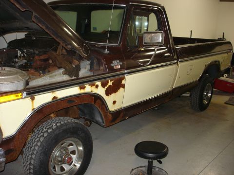 1979 Ford F-250 - This 1979 Ford F-250 pickup truck displays considerable rust damage on its exterior.