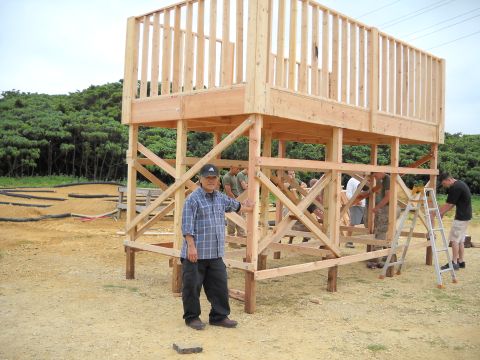 1986 Ford Bronco - A wooden structure is being built with several people involved in the construction process.