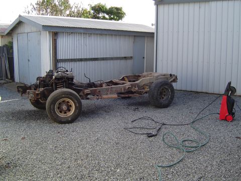 1984 Ford Bronco - Got the body of the chassis and giving it a degrease ready to pull 351c motor, c6 tranny, 9" diff & dana 44 out.
