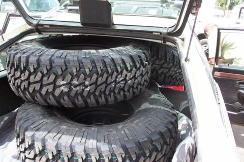 1990 Ford Bronco - Who woulda thunk four 37's would fit in the back of the Audi?