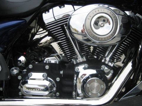 2007 Harley-Davidson Electra Glide Clsc - Close-up of a motorcycle engine, showing the air cleaner and transmission cover with visible text.