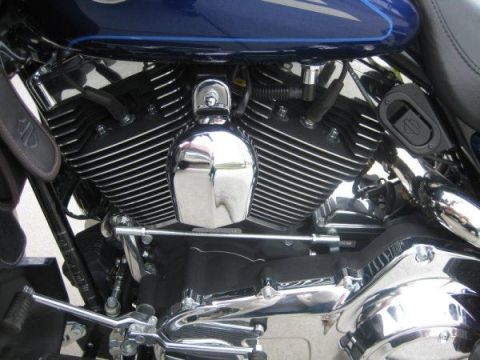 2007 Harley-Davidson Electra Glide Clsc - Close-up view of the V-twin engine on a Harley-Davidson motorcycle, chrome detailing.