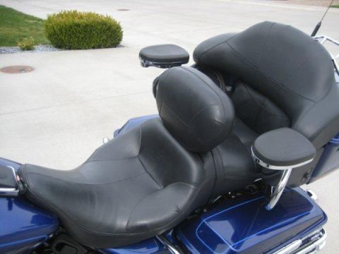2007 Harley-Davidson Electra Glide Clsc - Detail of motorcycle passenger seat and backrest assembly.