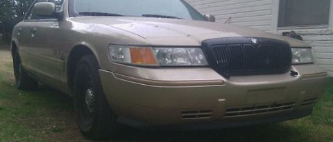 2000 Mercury Grand Marquis - This 2000 Mercury Grand Marquis features a distinctive black grille and a gold exterior.