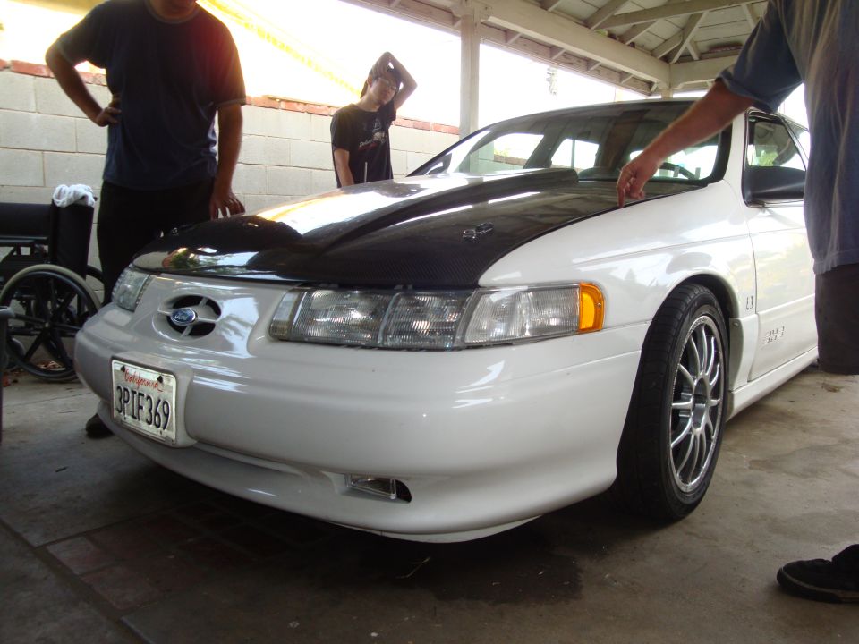 1995 Ford Taurus front view, white with black hood, California license plate 3PTF369