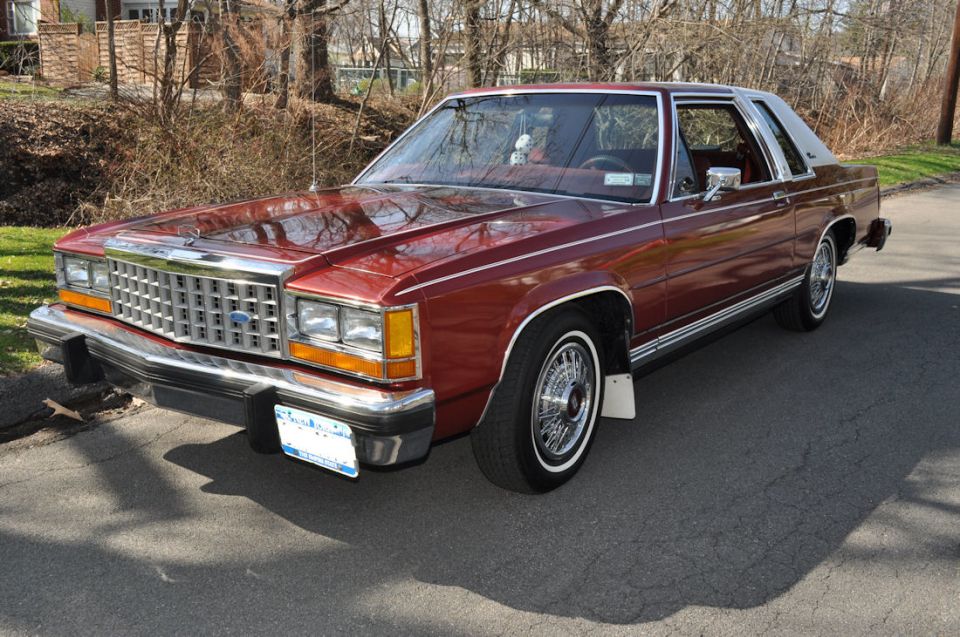 1985 Ford Crown Victoria LTD, maroon paint, chrome grille, wire wheels