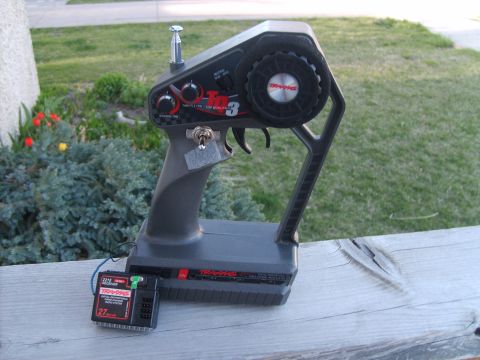 1989 Ford Bronco - A Traxxas radio transmitter and receiver are shown, with the receiver displaying a 27MHz frequency label.
