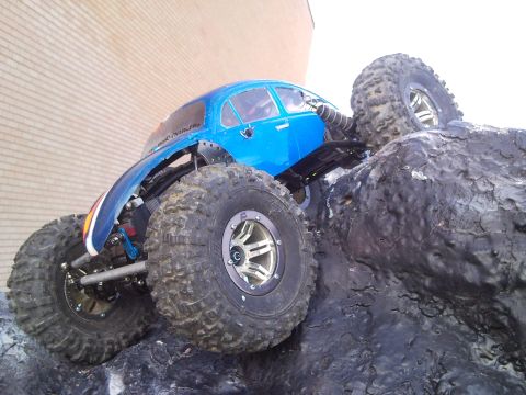 1989 Ford Bronco - This blue remote control rock crawler features oversized tires for extreme off-road capability.