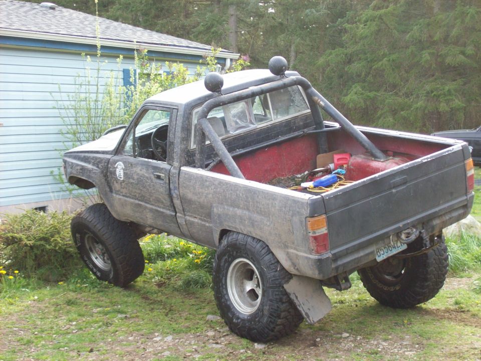 Lifted 1985 Toyota Pickup SR5, 3q-front view, black exterior