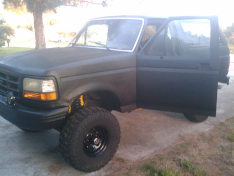 1993 Ford Bronco - This 1993 Ford Bronco features a lifted suspension and its driver's side door is ajar.