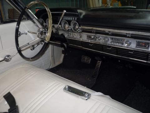 1964 Mercury Monterey - Interior view of a 1964 Mercury Monterey, its dashboard and seating.