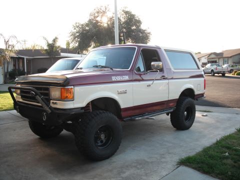 1991 Ford Bronco - This two-tone 1991 Ford Bronco features off-road tires and a custom front bumper.