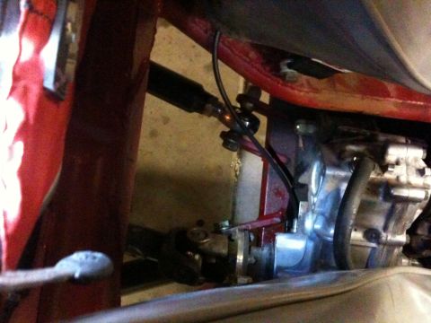 Suzuki Samurai - Detail shot of vehicle drivetrain and suspension parts, with a SuperMotors watermark visible at the bottom right.