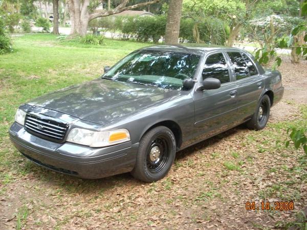 Gray 1999 Ford Crown Victoria, 3/4 front view