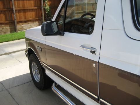 1993 Ford Bronco side view showing two-tone paint and running boards