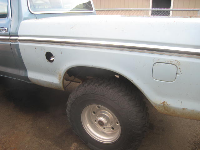 1976 Ford F-250 side view showing fuel door and rear wheel well