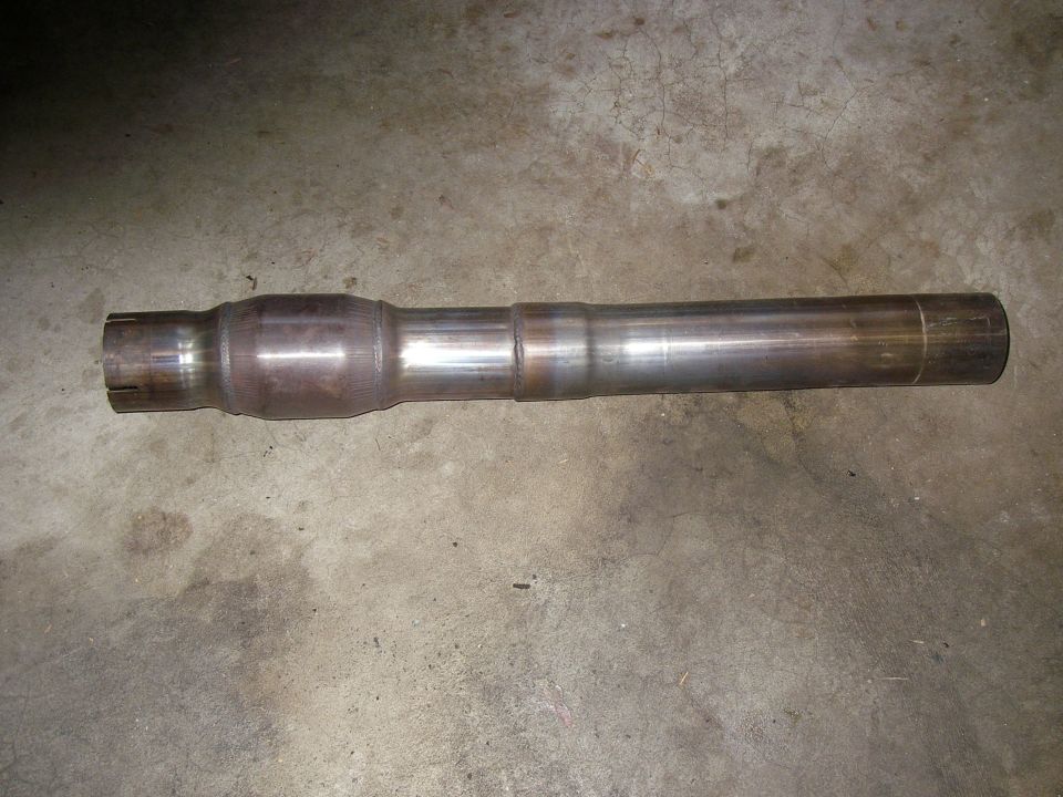 Exhaust pipe section with a wider middle section and flared ends