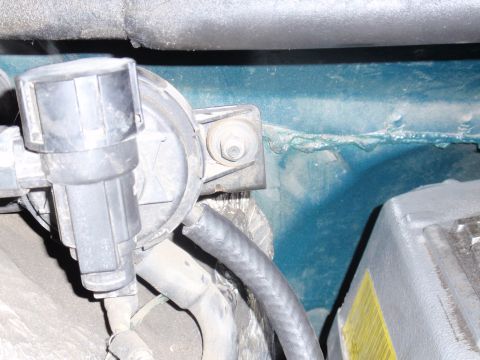 1995 Ford Bronco — Close-up of a fuel pressure regulator with hoses attached