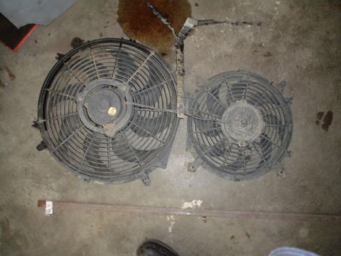 1981 Ford Bronco - fans removed to facilitate fixing of radiator