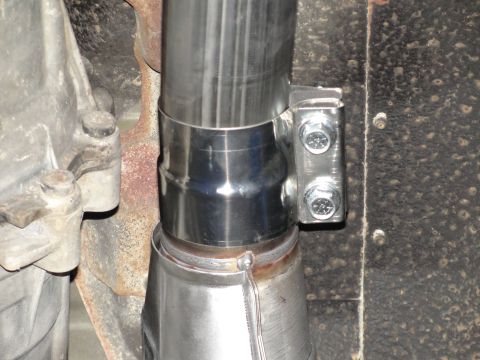 1995 Ford Bronco - Exhaust pipe connection secured with a U-bolt clamp.