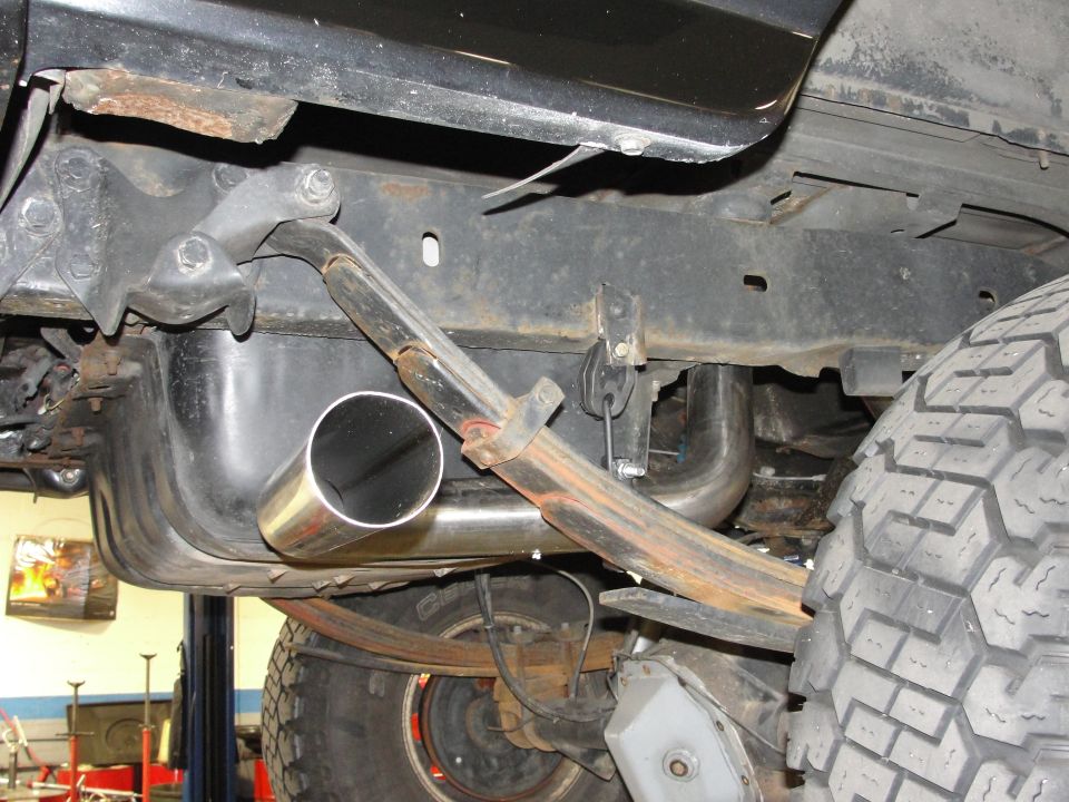 1995 Ford Bronco exhaust pipe and leaf spring assembly