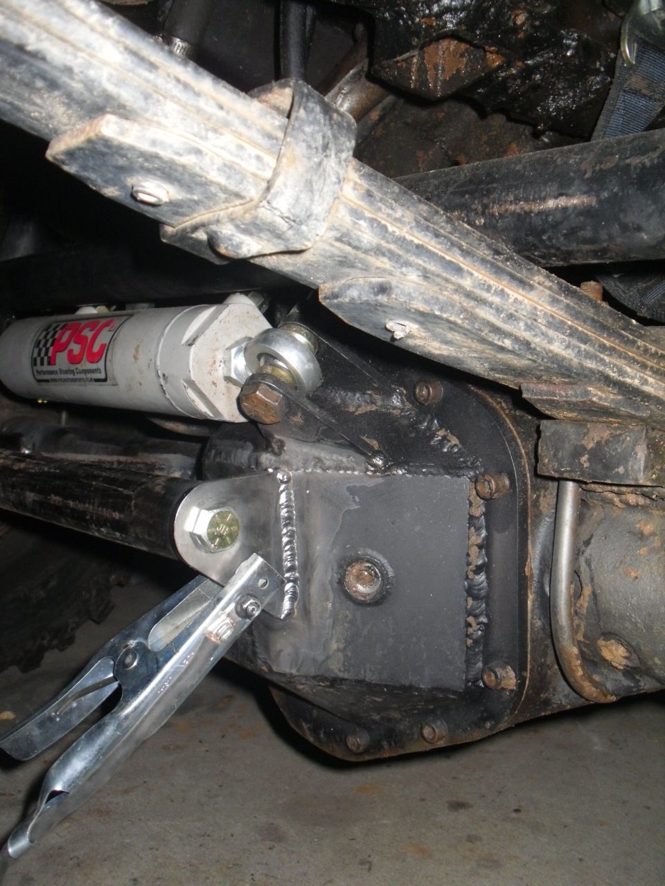 Rear axle with PSC steering shock and leaf springs