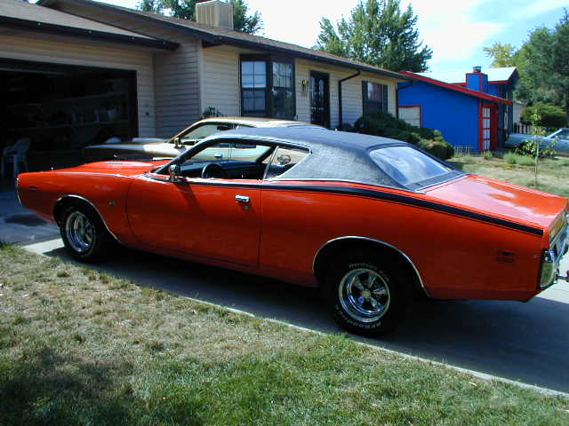 Orange 1974 Dodge Charger SE, 3q-front view, with black stripe and vinyl roof