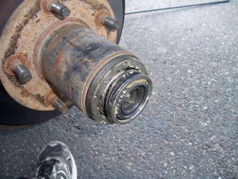 1994 Ford Bronco - The lower half of the hub assembly should then slide right out.