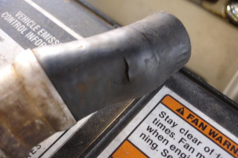 1995 Ford Taurus - A damaged engine hose is visible, with a warning label nearby.