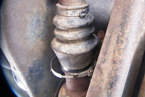 1989 Ford Bronco - Now that all that is gone, time to remove the axle. When on the drivers side, just slide the axle out...easy now. The passenger side's axle…