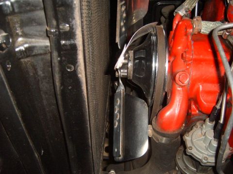 1956 Ford Fairlane - The engine's fan is positioned in front of the radiator, connected by a belt.