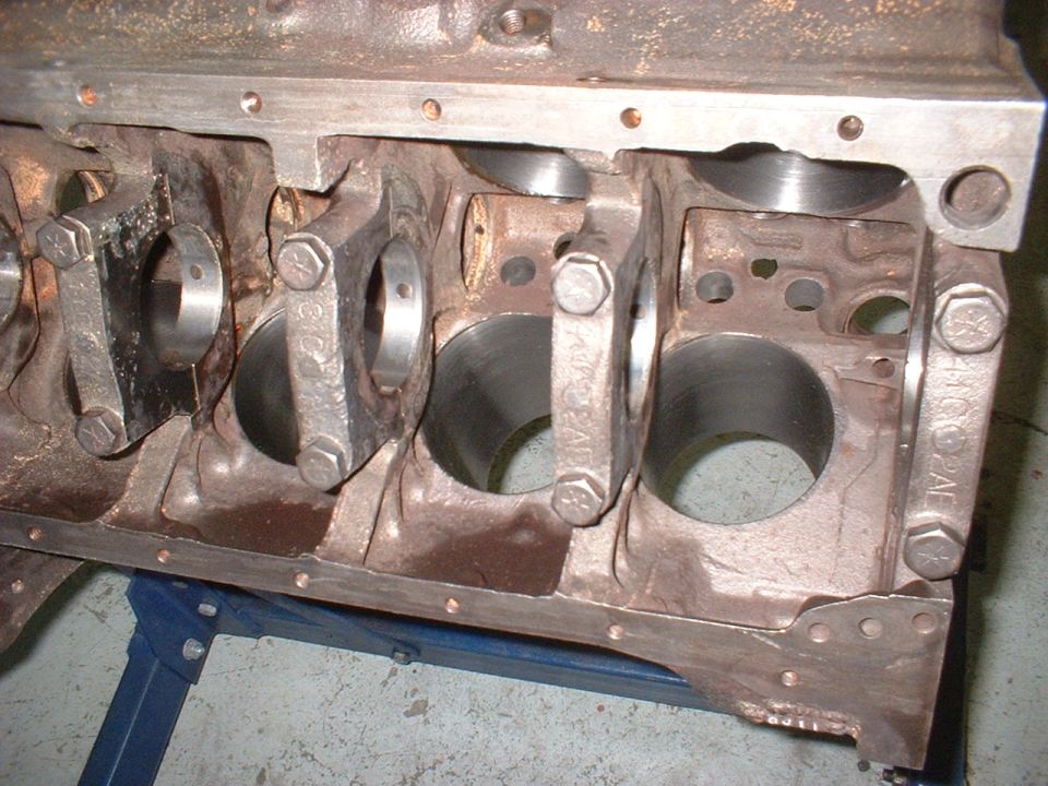 Engine block with connecting rods and cylinder bores