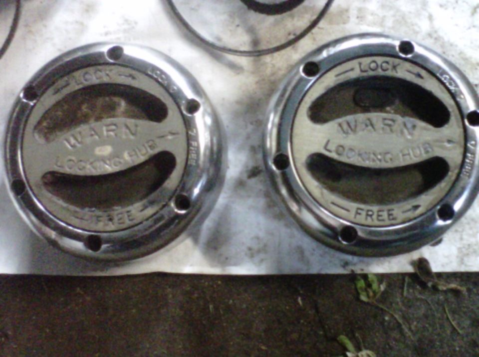Two Warn locking hubs with 'LOCK' and 'FREE' indicators
