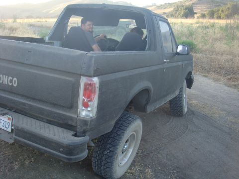 1992 Ford Bronco - This Ford Bronco appears to be from the late 1980s, not a 1992 model as claimed.