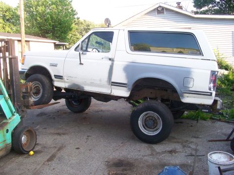 1989 Ford Bronco - 23" still has the other three planted.