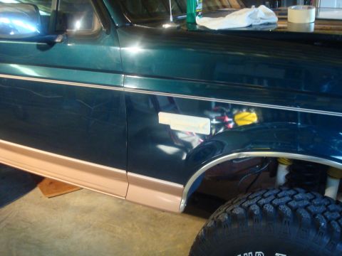 1995 Ford Bronco - Detail of the side fender and tan lower trim on a 1995 Ford Bronco.