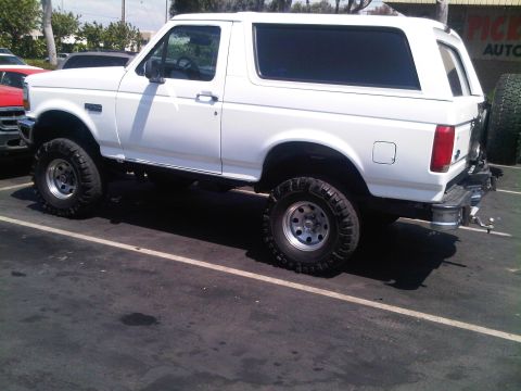 1986 Ford Bronco - This white Ford Bronco appears to be from the 1992-1996 generation, not a 1986 model.