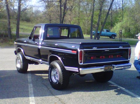1995 Ford Bronco - This black Ford pickup has a chrome bumper and a license plate that reads 064 598.