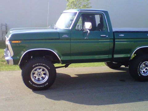 1995 Ford Bronco - This green pickup truck features BFGoodrich All-Terrain T/A tires and a side view.