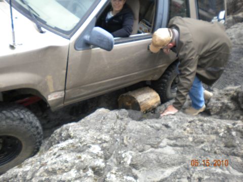 1994 Ford Explorer - Off-roading adventure: 1994 Ford Explorer gets stuck on rocks, requiring a log for traction.