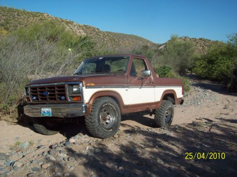 1985 Ford Bronco - This 1980 Ford Bronco is parked off-road in a desert landscape.