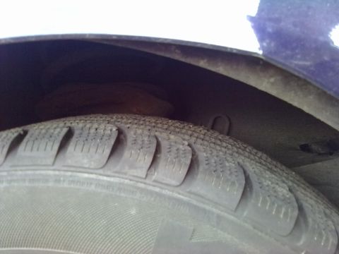 1998 BMW 3 Series - Close-up of a car's wheel well and tire tread, with a watermark at the bottom right.